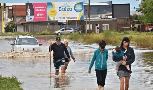 Muertos por inundaciones en Bahía Blanca aumentan a 13: aún buscan a 2 niñas desaparecidas | Argentina | ciudad portuaria | inundaciones en Argentina