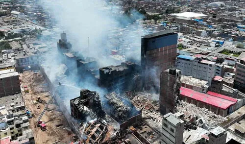 Incendio en Centro de Lima aun no ha podido ser controlado en su totalidad.