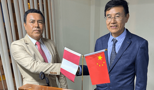 Jesús Veliz Valerio y el presidente de la Cámara de Comercio China Jiangsu-Perú, Jin Shiiyang. Foto: Asociación de Conserveros del Perú Jesús Veliz Valerio y el presidente de la Cámara de Comercio China Jiangsu-Perú, Jin Shiiyang