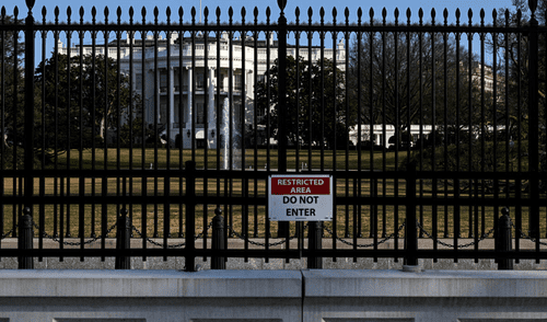 Servicio Secreto de Estados Unidos dispararon a individuo con tendencias "suicidas" cerca de la Casa Blanca. Foto: AFP Servicio Secreto de Estados Unidos dispararon a individuo con tendencias "suicidas" cerca de la Casa Blanca.