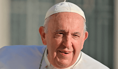 El papa Francisco tuvo una noche tranquila y experimentó una ligera mejoría después de estar 25 días ingresado en el hospital Gemelli de Roma.