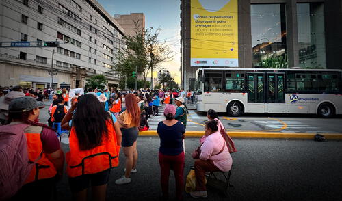 Manifestantes bloquean la avenida Emancipación en protesta contra el Ministerio de la Mujer y Poblaciones Vulnerables. Foto: Elvis Cairo