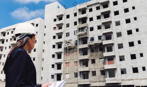 Iniciativas como "Mujeres con Punche" buscan empoderar a mujeres en el sector, enfrentando barreras como la brecha salarial.