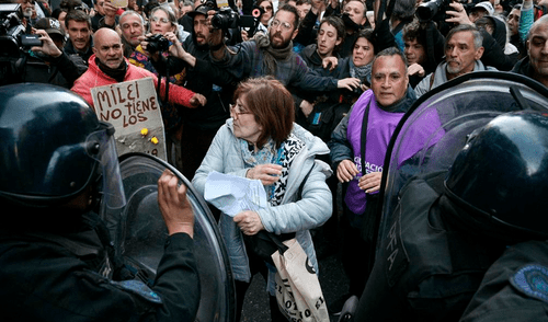 Manifestaciones de jubilados en Argentina con apoyo de los hinchas de fútbol escalan con apoyo de hinchas de fútbol. Foto: DW Manifestaciones de jubilados en Argentina con apoyo de los hinchas de fútbol escalan con apoyo de hinchas de fútbol.