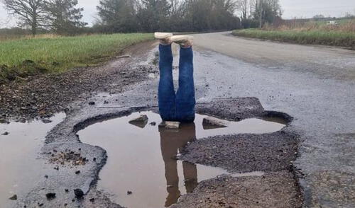 ¿Cansado de los baches? Ciudadano realizó acción viral para que las autoridades arreglen un problema en la carretera