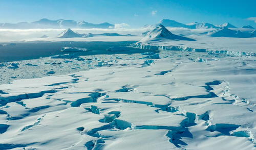 Un mapa detallado ofrece datos sobre la topografía de la Antártida bajo su gruesa capa de hielo. Foto: British Antarctic Survey