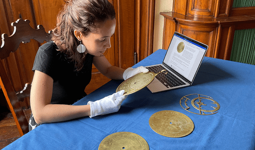 Fabricado en al-Ándalus, este astrolabio ejemplifica el intercambio de conocimientos entre culturas musulmana, judía y europea. Foto: Universidad de Cambridge. El 'smartphone' del mundo antiguo: un astrolabio de hace más de 1.000 años que revela el legado de varias culturas