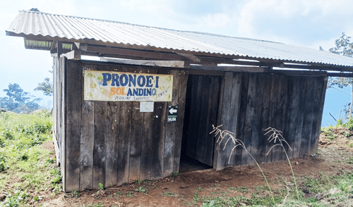Por disposición de Wasi Mikuna, en esta casucha de madera son depositados los productos para los escolares del colegio Pequeños Soñadores, en Alto Biavo, San Martín. Foto: La República