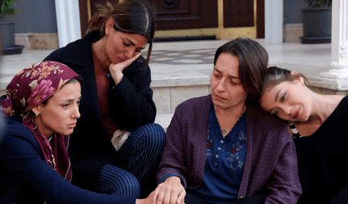 La historia gira en torno a tres trabajadoras del hogar en Estambul, quienes, tras el suicidio de su compañera Meryem, enfrentarán escándalos y secretos familiares. Foto: difusión El estreno de ‘Trapos sucios’ está previsto para los próximos días en Canal 2.