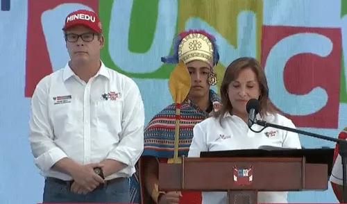 La presidenta Dina Boluarte prefirió cantar en el inicio de las clases escolares, pese a que los colegios son víctimas de extorsión. Foto: Difusión Dina Boluarte