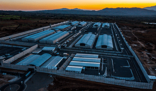 El Centro de Confinamiento del Terrorismo (CECOT), inaugurado en 2023 en El Salvador. Foto: AFP. Este es el CECOT, la megaprisión que Nayib Bukele construyó en El Salvador