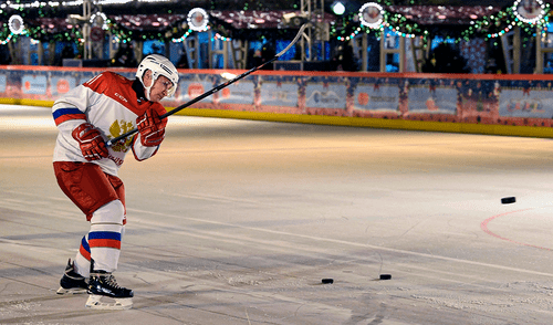 Putin aceptó un alto al fuego limitado de 30 días en Ucrania, que suspende ataques a infraestructuras energéticas, aunque advierte sobre el rearmamento ucraniano. Foto: AFP. Putin propone a Trump torneo de hockey entre Estados Unidos y Rusia tras aceptar alto al fuego limitado en Ucrania