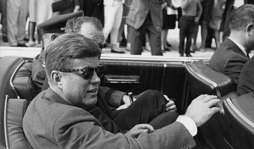 Kennedy fue mortalmente herido por disparos mientras viajaba en la limusina presidencial. Foto: Tampa Bay Times Kennedy fue mortalmente herido por disparos mientras viajaba en la limusina presidencial. Foto: Tampa Bay Times