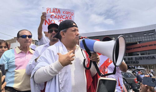 Arturo Fernández improvisó mitin al salir de carceleta. Foto: Sergio Verde - La República.