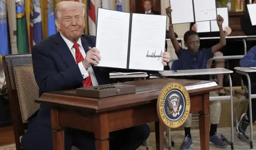 En la Casa Blanca, Donald Trump firmó una orden ejecutiva para desmantelar el Departamento de Educación de Estados Unidos.