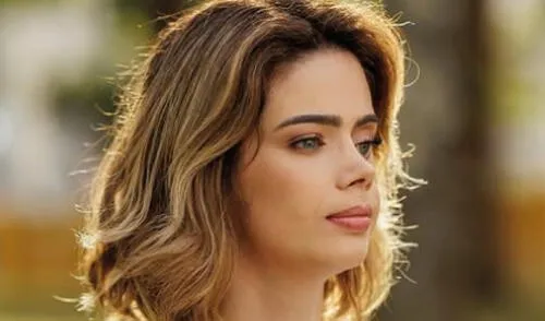 Ana Luiza Prestes, madre de 29 años, experimentó un leve hormigueo en el paladar, que resultó ser un síntoma de cáncer de cabeza y cuello tras una tomografía. Foto: analuprestes/Instagram Mujer sufría de dolor al beber líquidos fríos y descubre que tenía un raro cáncer de cabeza y cuello