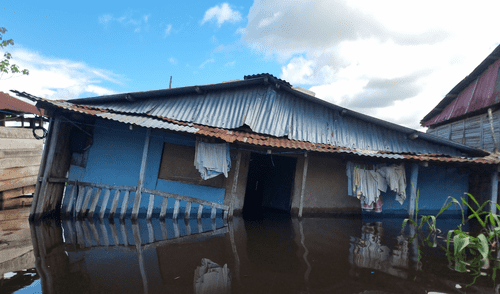 Iquitos: desborde de los ríos deja a familias sin viviendas y sin acceso a agua potable. Foto: Yazmín Araujo / URPI - LR Iquitos: desborde de los ríos deja a familias sin viviendas y sin acceso a agua potable. Foto: Yazmín Araujo / URPI - LR