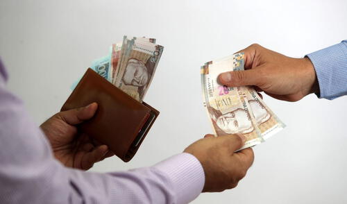 Ciudadanos pueden consultar su reporte de deudas gratis en la web de la SBS. Foto: Andina/LR