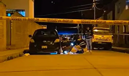 Testigos grabaron el momento en que el policía se dispara al interior de su vehículo y la bala perdida impacta a otro efectivo. Foto: composición LR Policía asesina a menor de 17 años, hiere a efectivo y muere tras dispararse cuando era intervenido en Andahuaylas