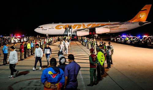 Trump revocó el estatus legal de 532,000 migrantes de Venezuela y otros países, afectando a 155,000 venezolanos, según estimaciones de Cabello. Foto: AFP