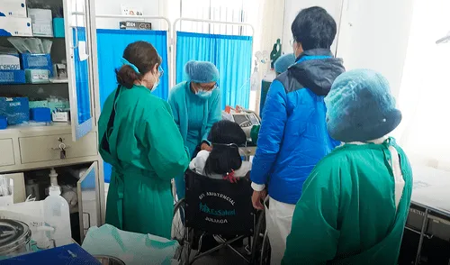 Un estudiante del colegio puneño Gamaliel Churata es ingresado de emergencia debido a graves malestares luego de consumir la conserva “Don Simón”, el 25 de marzo de 2024. Foto: La República