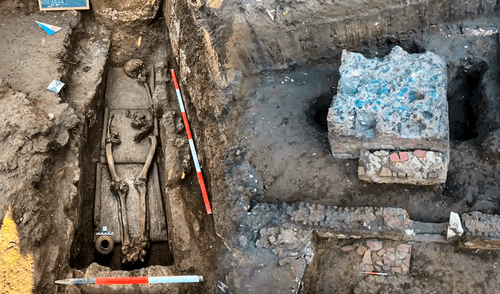 Los materiales descubiertos en el yacimiento permiten establecer una cronología romana. Foto: Composición LR/Superintendencia del Área Metropolitana de Nápoles. Descubren el epitafio de un gladiador y un mausoleo durante excavaciones arqueológicas en una antigua colonia romana