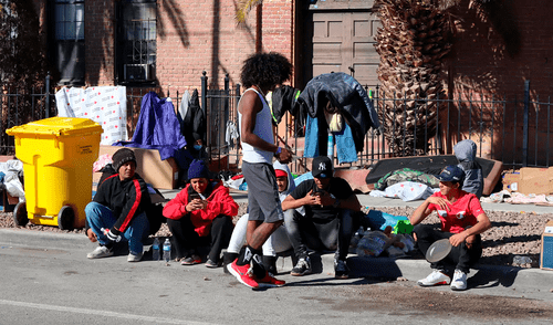 Organizaciones sin fines de lucro como RAICES, Texas Civil Rights Project y American Gateways ofrecen asistencia legal, orientación migratoria y apoyo emocional a familias inmigrantes. Foto: EFE.