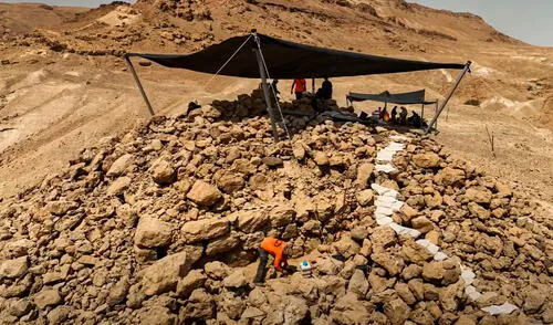 Ante el hallazgo de la pirámide en el desierto de Judea, los arqueólogos barajan varias hipótesis sobre su propósito original.