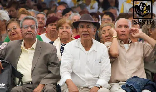 Existen paso clave que jubilados y pensionados del ISSSTE deben realizar para tramitar credencial permanente en México. Foto: Composición LR/CDN/Static Existen paso clave que jubilados y pensionados del ISSSTE deben realizar para tramitar credencial permanente en México. Foto: Composición LR/CDN/Static