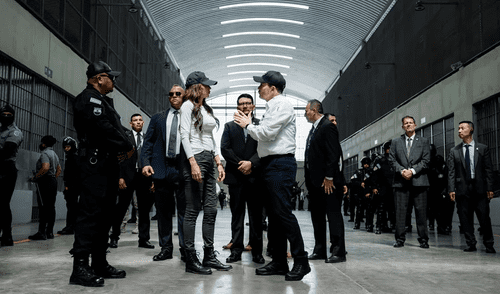 Secretaria de Seguridad Nacional de EE. UU., Kristi Noem, visitó cárcel de máxima seguridad en El Salvador, donde están los deportados por el gobierno estadounidense.