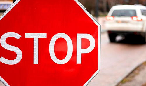 Sí un conductor vehiculas de Florida desea cambiar de carril, se debe señalas con la luz direccional. Foto: DFSK