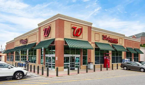 En 2020, Walgreens se asoció con VillageMD para abrir consultorios de atención primaria dentro de sus tiendas, expandiendo así sus servicios de salud. Foto: CoStar