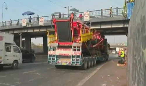 Tráiler choca y cada atascado bajo puente Acho en plena Vía de Evitamiento