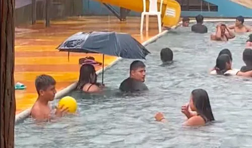 El video de TikTok sacó miles de sonrisas al ver a la pareja que se cuidaba de la lluvia en la piscina.