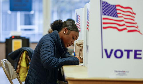 Más del 60% del padrón votó en los últimos comicios, un indicativo del interés por la política local. Se ofrece votación anticipada, por correo y herramientas para verificar registros. Foto: AFP.