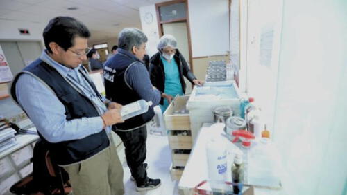 Inspectores de Digemid verifican lotes del suero defectuoso en centros de salud. Inspectores de Digemid verifican lotes del suero defectuoso en centros de salud.