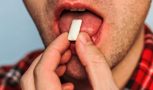 Las personas están expuestas a microplásticos a través del aire, el agua, los alimentos, los envases e incluso los cosméticos. Foto: 20minutod/iStock. Masticar chicle libera cientos o hasta miles de microplásticos en la saliva, según nuevo estudio científico