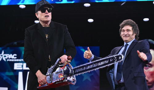 La entrega de la motosierra simboliza la drástica política de ajuste fiscal de Milei, quien ha utilizado este símbolo desde su campaña. Foto: AFP