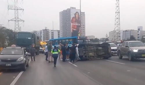 Gran cantidad de frutas quedaron regadas en medio de la pista. Foto: difusión Miniván que transportaba frutas se despista en la Panamericana Sur y tres personas resultan heridas en Surco