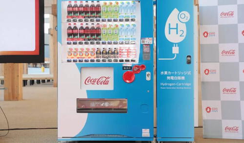 Coca Cola estrena revolucionará máquina expendedora sostenible. Foto: CNN Coca Cola estrena revolucionará máquina expendedora sostenibl