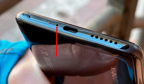 Así luce este diminuto orificio en tu smartphone. Foto: Xataka Móvil