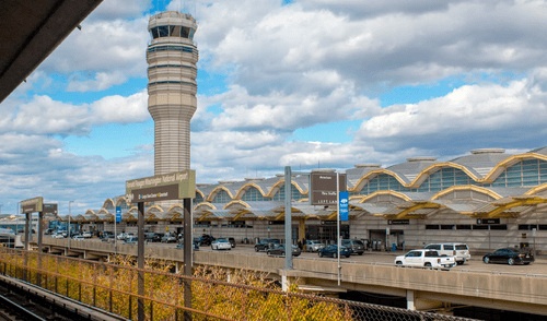 El controlador aéreo Damon Gaines, arrestado por asalto y agresión, se encuentra en licencia administrativa mientras la FAA examina la situación tras un grave accidente aéreo en enero. Foto: WAVY.com El controlador aéreo Damon Gaines, arrestado por asalto y agresión, se encuentra en licencia administrativa mientras la FAA examina la situación tras un grave accidente aéreo en enero. Foto: WAVY.com