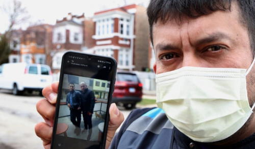 El 26 de marzo de 2025, en Cicero, Illinois, Alfredo Pacheco mostró una fotografía en la que aparece junto a su hermano José Gregorio González. Foto: Getty Images. El 26 de marzo de 2025, en Cicero, Illinois, Alfredo Pacheco mostró una fotografía en la que aparece junto a su hermano José Gregorio González. Foto: Getty Images.