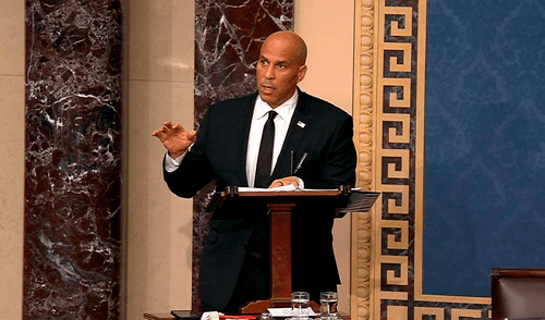 Con el respaldo de colegas como Chuck Schumer, Booker interrumpe el "negocio normal" del Senado para aumentar la atención sobre políticas que afectan a millones de estadounidenses. Foto: CNN
