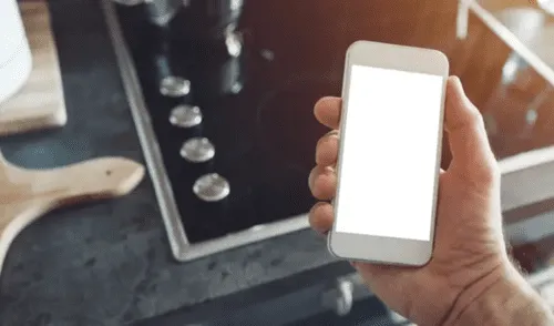 Un micrófono oculto se encuentra en los celulares sin que los usuarios se den cuenta. Foto: composición LR/BBC