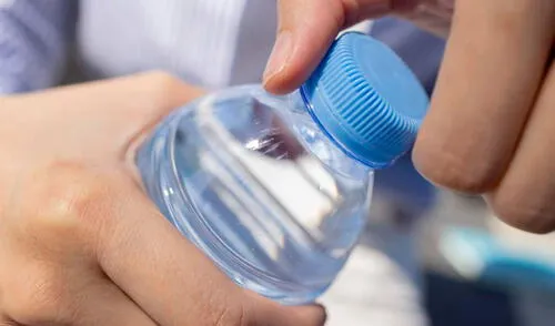 La tapa permanecer adherida a la botella. Foto: El HuffPost