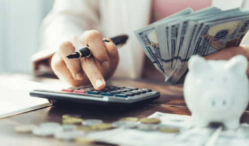 Cumplir con el pago del Décimo Tercer Mes es obligatorio para las empresas, y su incumplimiento puede acarrear sanciones. Este bono es un alivio económico para muchas familias panameñas. Foto: Freepik