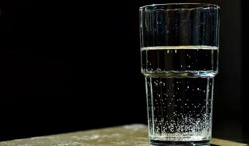 Así se puede eliminar microplásticos y nanoplásticos del agua antes de beberla, según científicos chinos