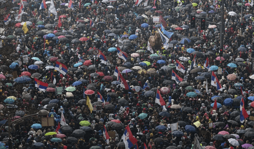 En Belgrado, personas se congregan frente al parlamento en una masiva protesta estudiantil contra la corrupción. Foto: AP/Marko Drobnjakovic.