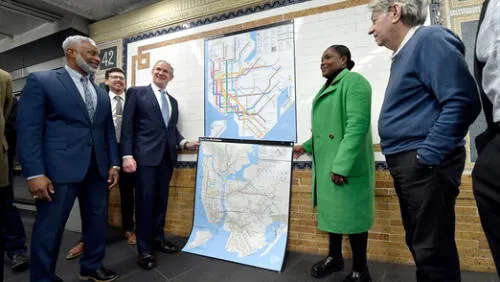 Janno Lieber, presidente de la MTA, y demás autoridades presentan el rediseño del mapa del metro de Nueva York. Foto: MTA Janno Lieber, presidente de la MTA, y demás autoridades presentan el rediseño del mapa del metro de Nueva York. Foto: MTA
